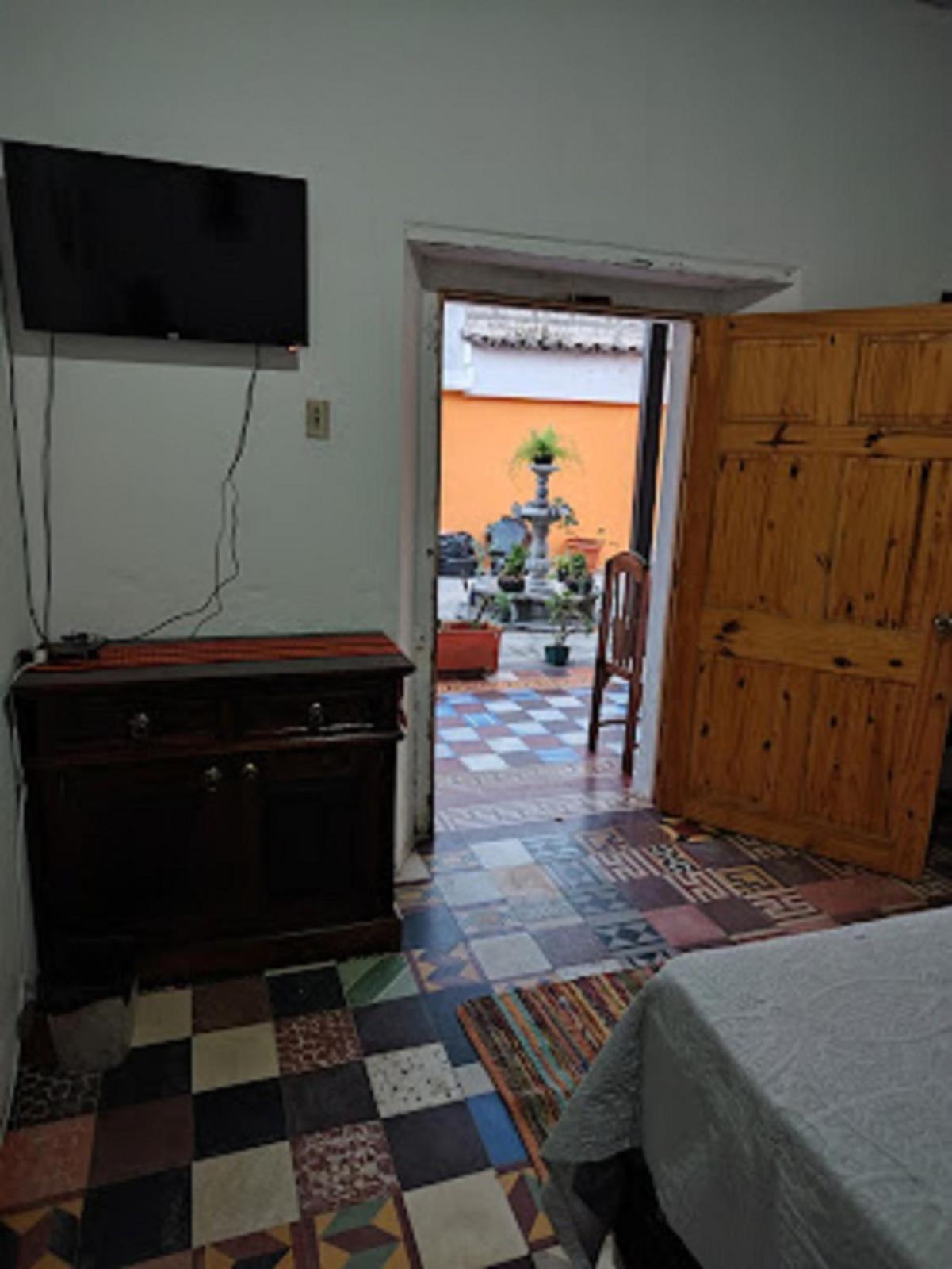Francisco's La Merced 3* Antigua
